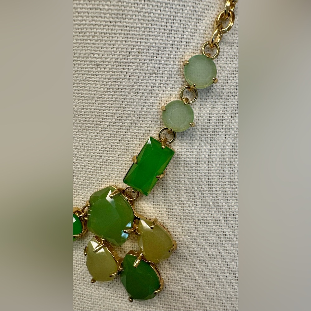 ❇️🌟 Stella & Dot Emerald Green Crystal & Gold Tone Statement Bib Necklace - Picture 2 of 6